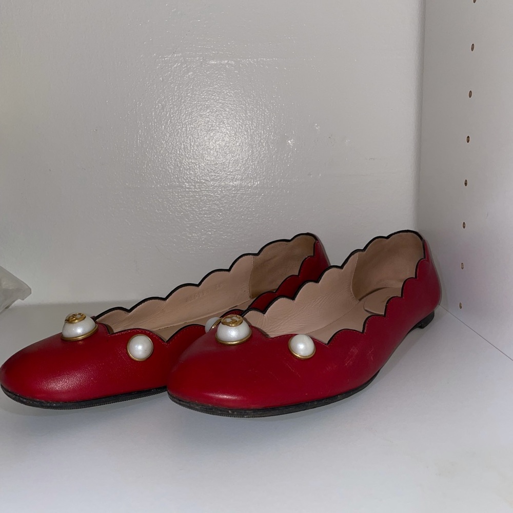 Gucci size  8 1/5. Has some scratches.